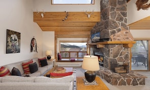 Smart TV, chimenea y estéreo 