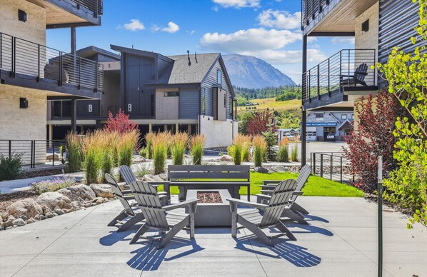Outdoor dining - River West 814-Spacious Silverthorne Condo-River Views! (Silverthorne)