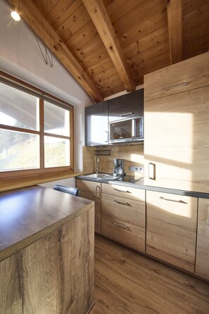 Basic-Studio | Eigene Küche | Großer Kühlschrank, Mikrowelle, Herdplatte, Wasserkocher