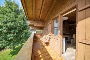 Classic Apartment | Balcony