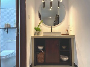 Shower, hair dryer, towels, soap - Tropical 2BR Villa with Pool in Canggu (Bali)