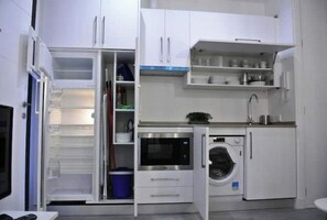 Refrigerador, microondas, parrilla de estufa y cafetera y tetera 