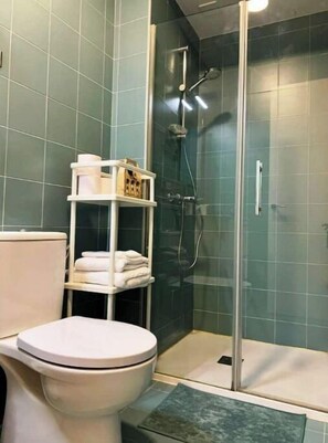 Secadora de cabello, toallas, jabón, shampoo 