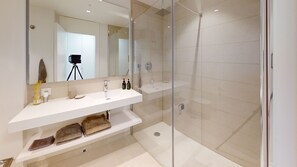 Dusche, Haartrockner, Handtücher