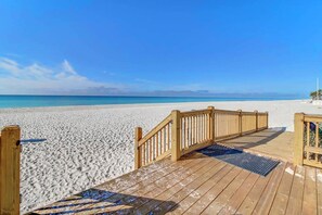 On the beach - ☀️Updated-Beach FRONT-Balcony-TWO Pools-TWO Hot Tubs-Tiki Bar-The Summit 818☀️ (Panama City)