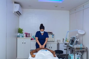 Salas para tratamentos a dois, sauna seca, banheira de hidromassagem