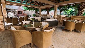Bar en bord de piscine