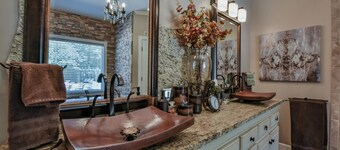 Running Back Roost - Swimming Pool, Fenced in, & More!