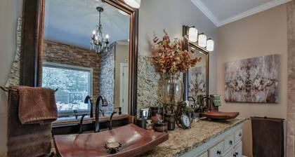 Running Back Roost - Swimming Pool, Fenced in, & More!