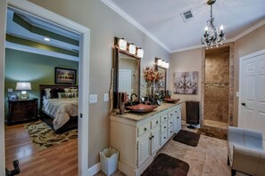 4 habitaciones, escritorio, tabla de planchar con plancha y wifi 