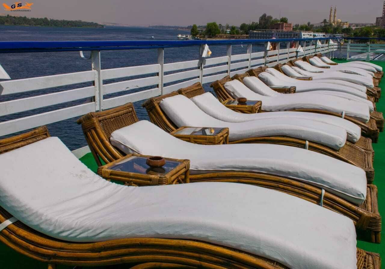 Swim-up bar