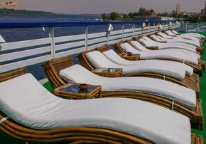 Bar kolam renang