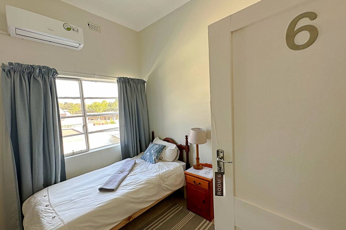 Habitación individual estándar | Ropa de cama hipoalergénica, edredón y decoración personalizada