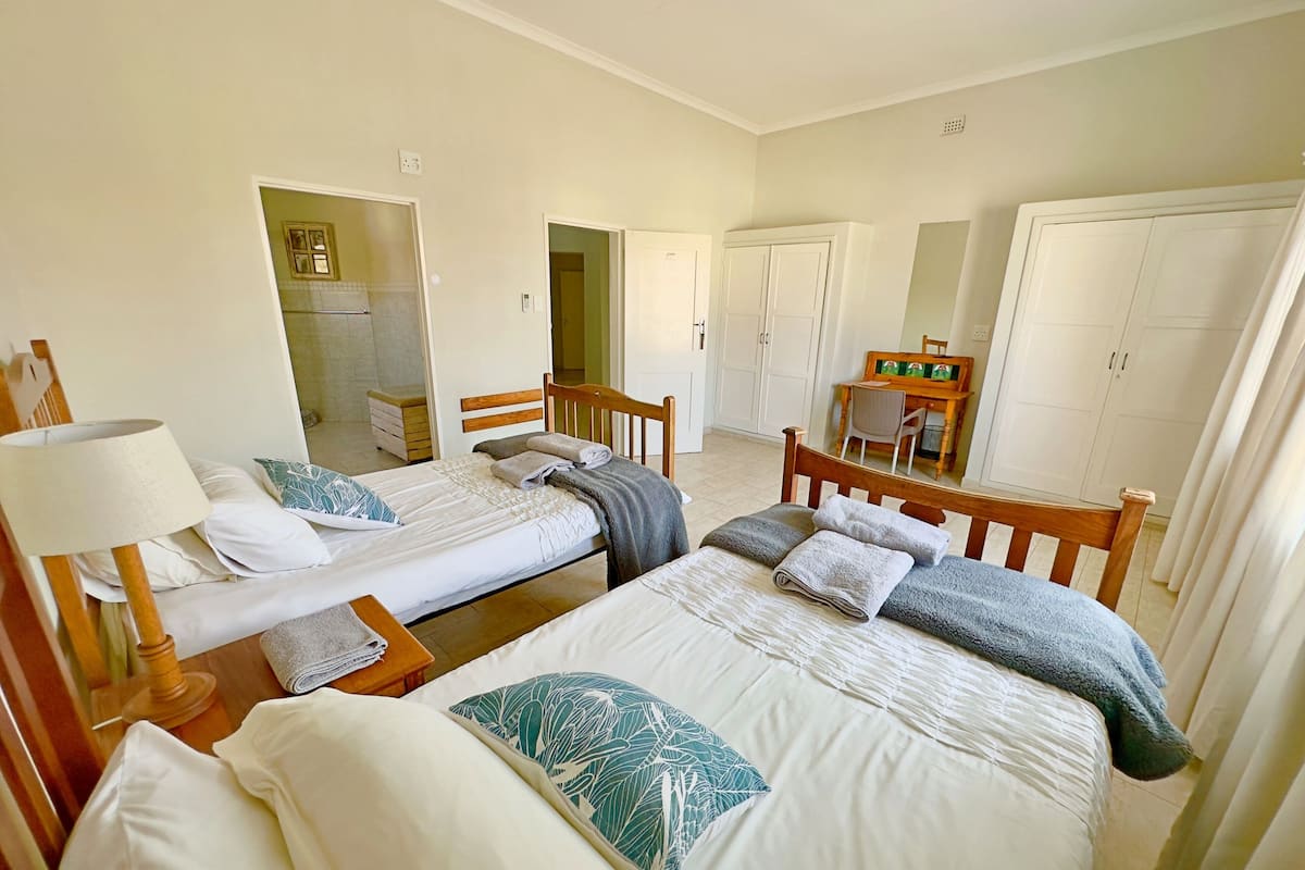 Habitación doble estándar | Ropa de cama hipoalergénica, edredón y decoración personalizada
