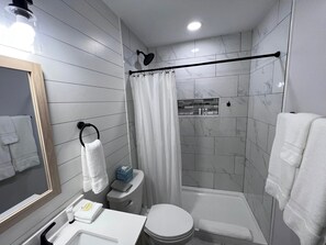 Dusj, hårføner, håndklær og såpe