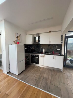 Réfrigérateur, micro-ondes, four, plaque de cuisson