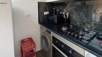 Een koelkast, een microgolfoven, een oven, een kookplaat