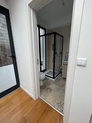 Douche, sèche-cheveux, serviettes fournies, papier toilette