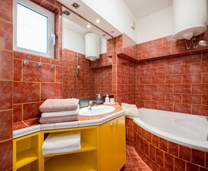 Badekar, hårtørrer, håndklæder