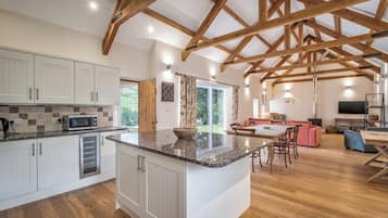 Refrigerador, lavavajillas, tetera eléctrica y tostadora