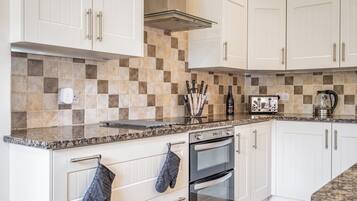 Refrigerador, lavavajillas, tetera eléctrica y tostadora