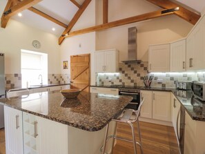 Refrigerador, lavavajillas, tetera eléctrica y tostadora