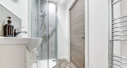 Spacious & Modern 2-Bedroom House