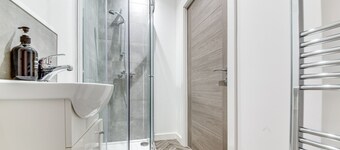 Spacious & Modern 2-Bedroom House