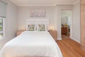 Oceanfront Luxury Penthouse Apartment | Bathroom | Rainfall showerhead, free toiletries, hair dryer, towels - Absolute Ocean Boutique Guesthouse (Hermanus)