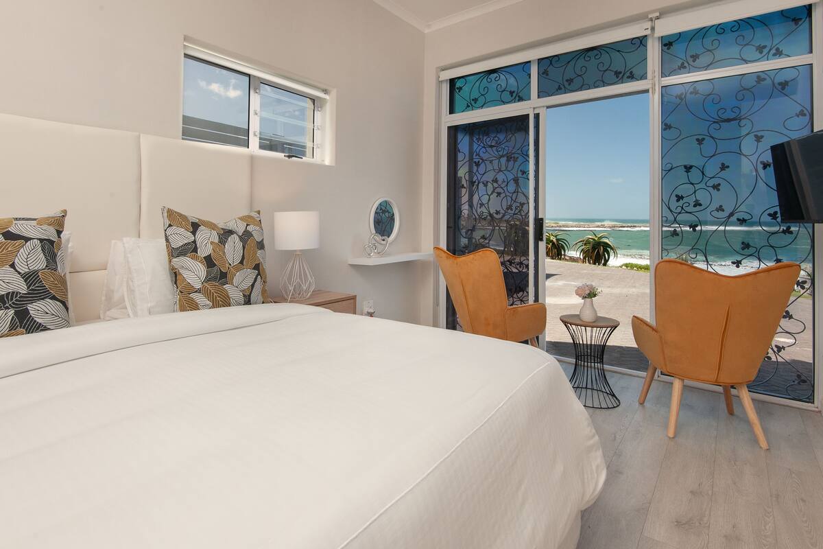 1 bedroom, Egyptian cotton sheets, premium bedding, down duvets
