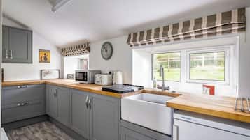 Refrigerador, tetera eléctrica, tostadora y utensilios de cocina