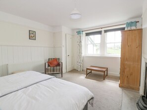 2 kamar tidur dan didekorasi berbeda-beda