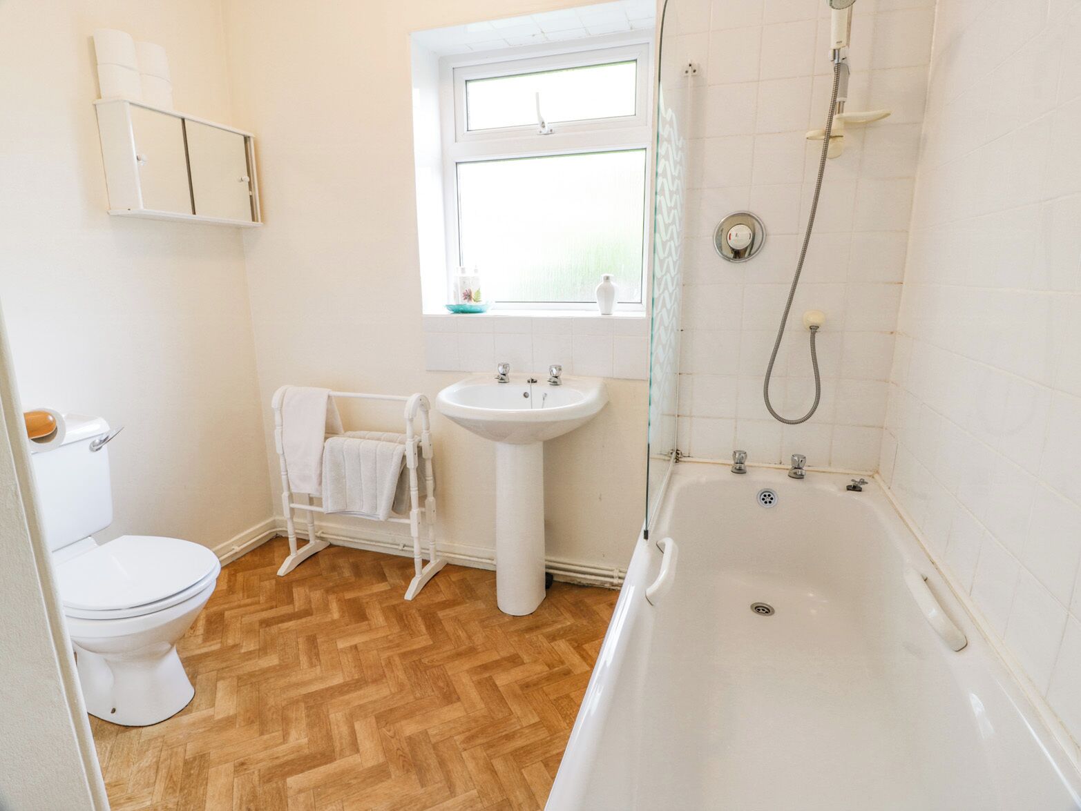 Un baño con inodoro, lavamanos y bañera.