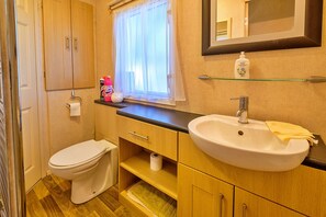 Suihku, hiustenkuivaaja, pyyhkeet