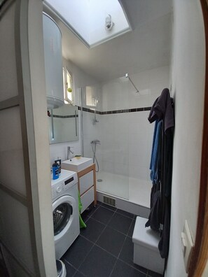 Dusche, Haartrockner, Handtücher, Seife