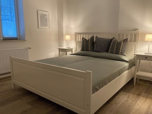 2 chambres, bureau, fer et planche à repasser, lit de bébé portatif