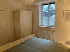 2 bedrooms, desk, iron/ironing board, travel cot - Hamburg City Homes 2 - super central (Hamburg)