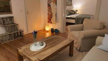 2 Schlafzimmer, Schreibtisch, Bügeleisen/Bügelbrett, Reisekinderbett