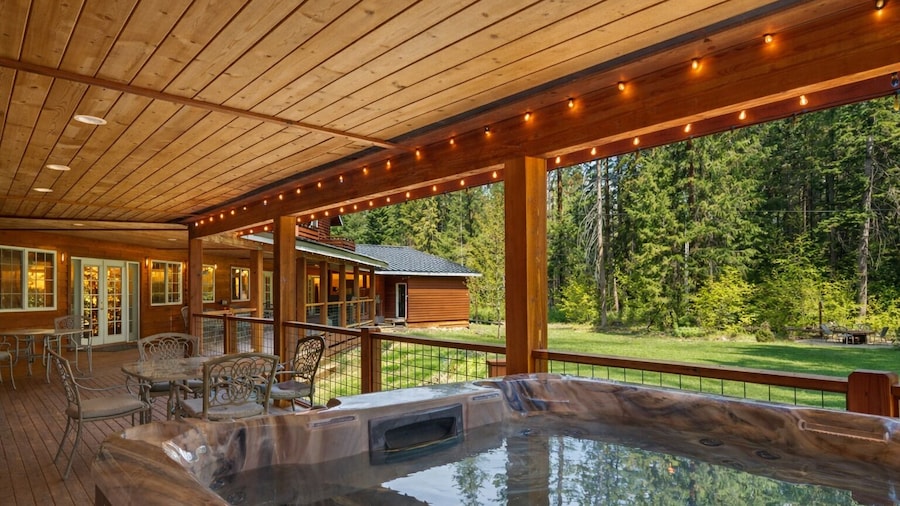 River Road Lodge 7 Bedroom Lodge by NW Comfy Cabins by RedAwning