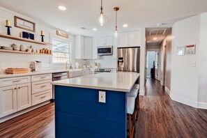 Fridge, microwave, oven, stovetop - Port Of The Royal - 2 Minutes from Parris Island, 5 Minute WALK to Restaurants. (Port Royal)