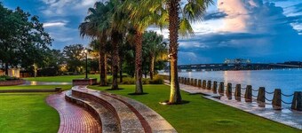 Port Of The Royal - 2 Minutes from Parris Island, 5 Minute WALK to Restaurants.