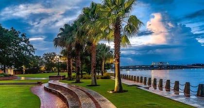 Port Of The Royal - 2 Minutes from Parris Island, 5 Minute WALK to Restaurants.