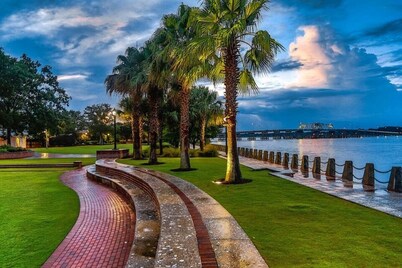 Port Of The Royal - 2 Minutes from Parris Island, 5 Minute WALK to Restaurants.