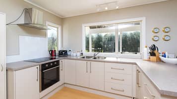 Køleskab, mikrobølgeovn, brødrister, køkkentøj/tallerkener/redskaber