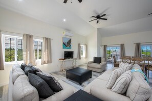 House, 4 Bedrooms | Living area | Smart TV