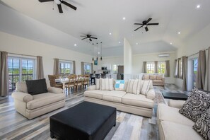 House, 4 Bedrooms | Living area