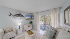 Appart'hôtel, 2 chambres | Coin séjour | TV connectée
