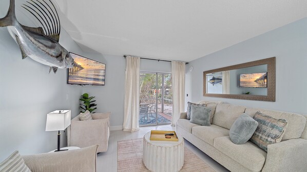 Condo, 2 habitaciones | Área de sala de estar | Smart TV 