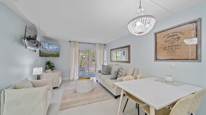 Condo, 2 habitaciones | Área de sala de estar | Smart TV 