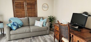 Living area - Siesta Sunrise 3/2 Pool Home Close to Downtown Cape (Cape Coral)